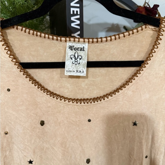 Vocal Tan Embellished Tee Short Sleeve size large - Picture 4 of 8
